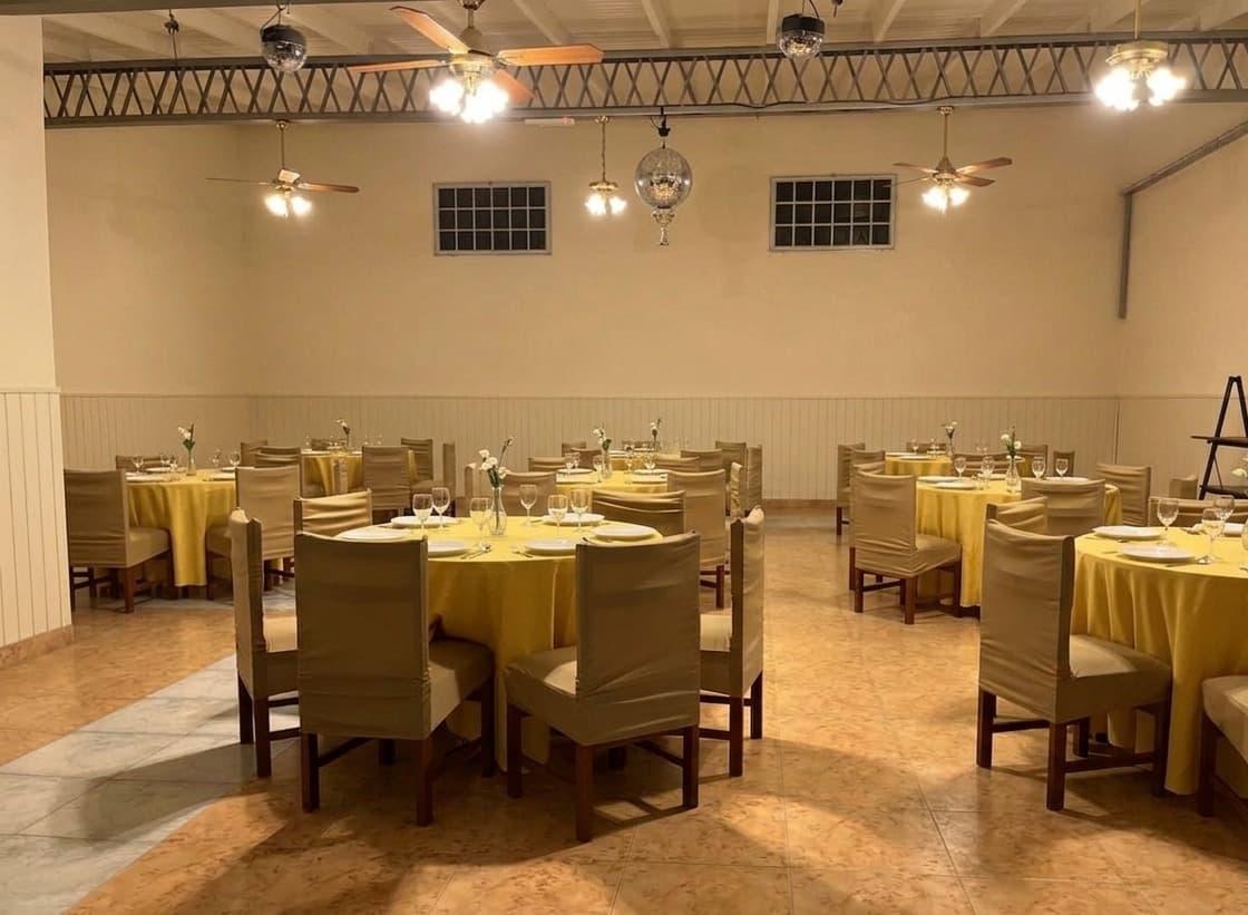 Salón Cristal con mesas y sillas para evento